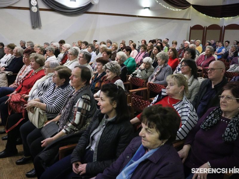 Nőnapi köszöntés a Rákóczi-vár színháztermében