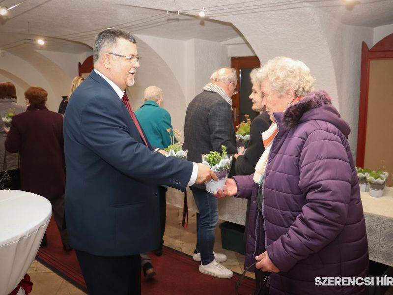 Nőnapi köszöntés a Rákóczi-vár színháztermében