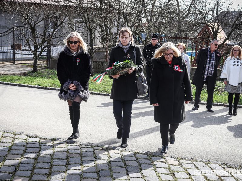 Koszorúzásokkal emlékeztek városszerte