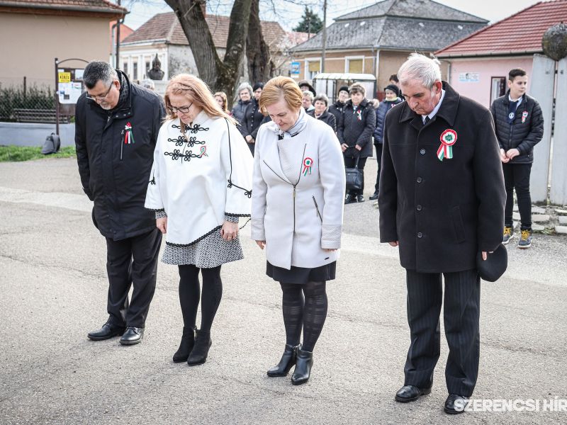 Koszorúzásokkal emlékeztek városszerte