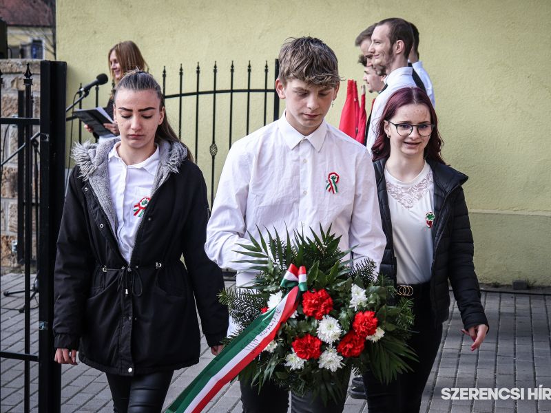 Koszorúzásokkal emlékeztek városszerte