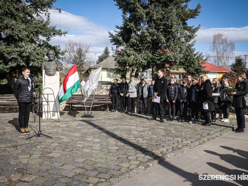 Koszorúzásokkal emlékeztek városszerte