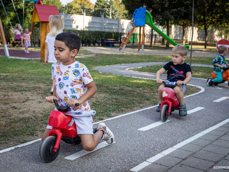 A korszerűsítés széleskörű társadalmi összefogás eredményeként valósult meg, melyben az intézmény al