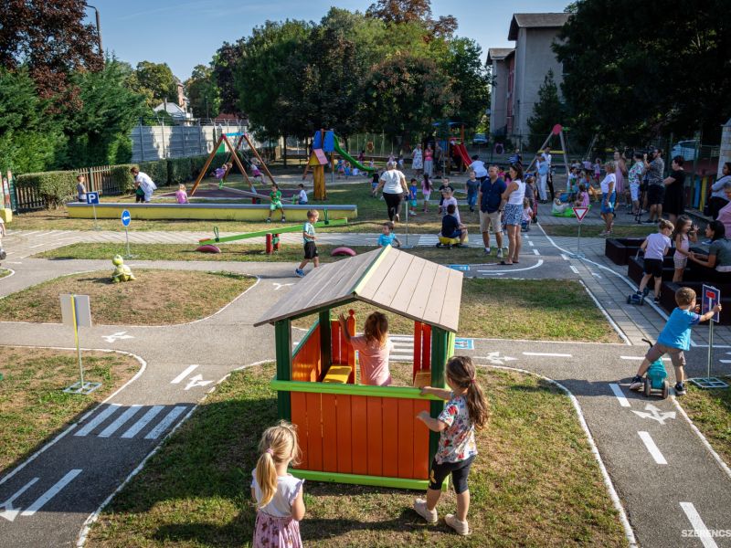 A korszerűsítés széleskörű társadalmi összefogás eredményeként valósult meg, melyben az intézmény al