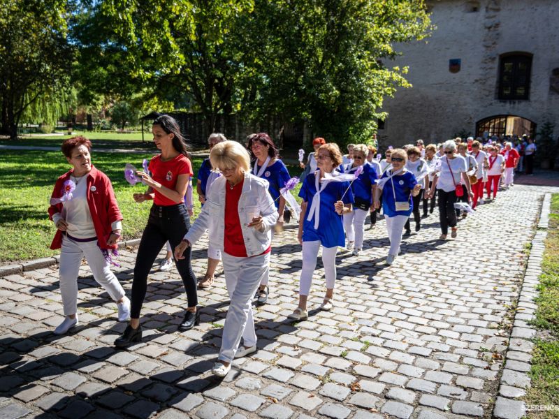 A Rákóczi-vár udvarát szeptember 17-én délelőtt mosoly, zene és lila szalagokkal díszített ruhákban 