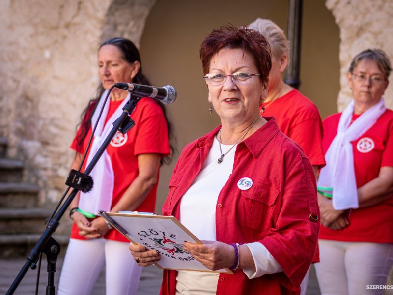 A Rákóczi-vár udvarát szeptember 17-én délelőtt mosoly, zene és lila szalagokkal díszített ruhákban 