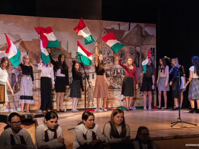 Az 1956-os forradalom és szabadságharcra emlékeztek október 22-én Szerencsen. A reggeli iskolai műso