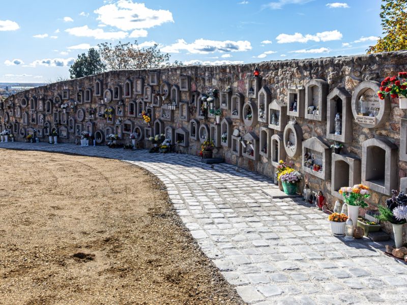 Városunkban ismét befejeződött egy, a lakosság javaslatára megvalósított önerős fejlesztés. A temető