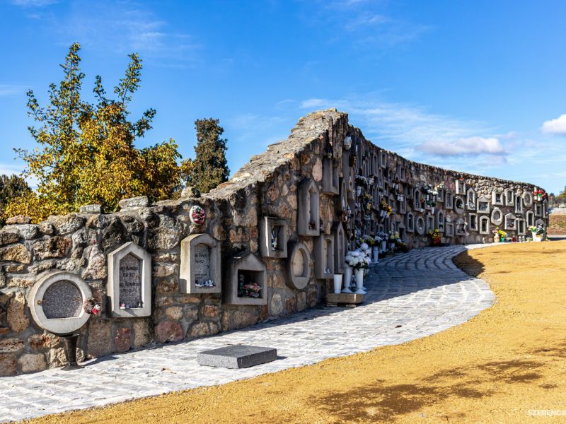 Városunkban ismét befejeződött egy, a lakosság javaslatára megvalósított önerős fejlesztés. A temető
