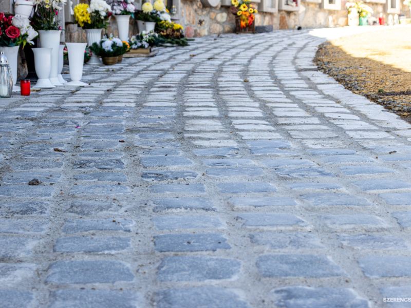 Városunkban ismét befejeződött egy, a lakosság javaslatára megvalósított önerős fejlesztés. A temető