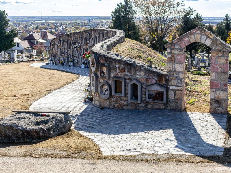 Városunkban ismét befejeződött egy, a lakosság javaslatára megvalósított önerős fejlesztés. A temető