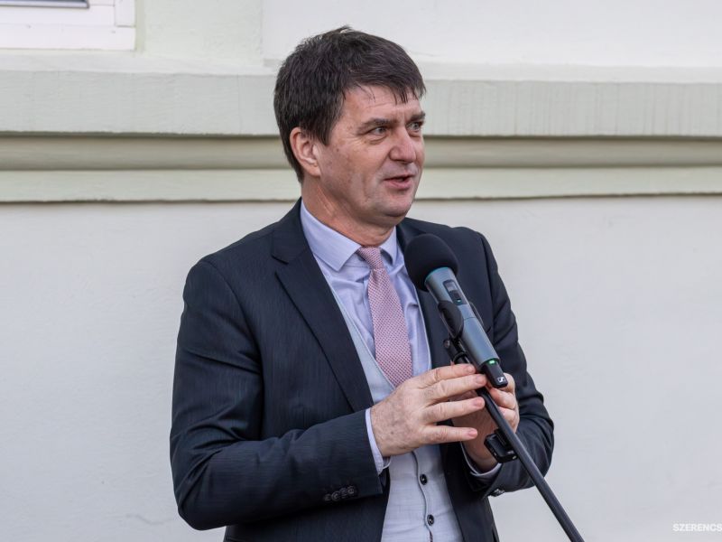 Jókai Mór születésének 200. évfordulója alkalmából avattak új emléktáblát Szerencsen, a Jókai utcába