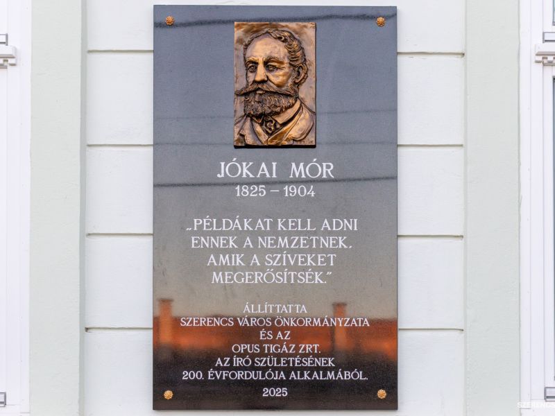 Jókai Mór születésének 200. évfordulója alkalmából avattak új emléktáblát Szerencsen, a Jókai utcába