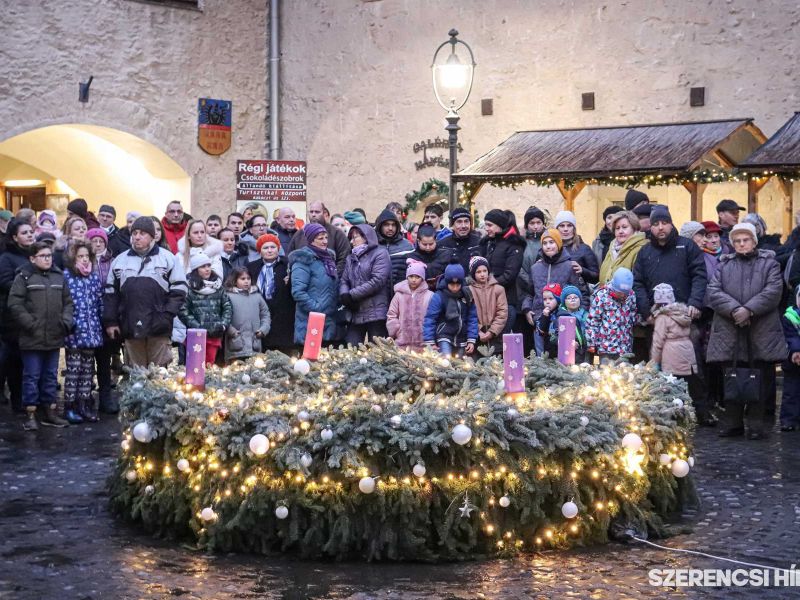 Lángra lobbant a hit gyertyája. Fotó 01