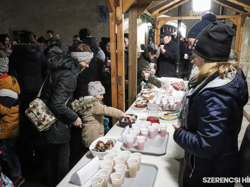 Lángra lobbant a hit gyertyája. Fotó 06