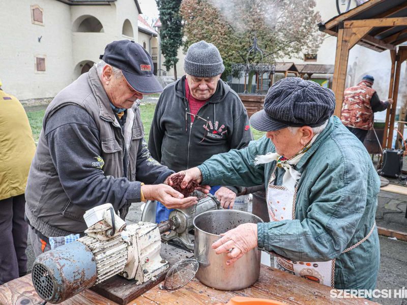 Hurkatöltő versenyt rendeztek a Rákóczi-várban. Fotó 02