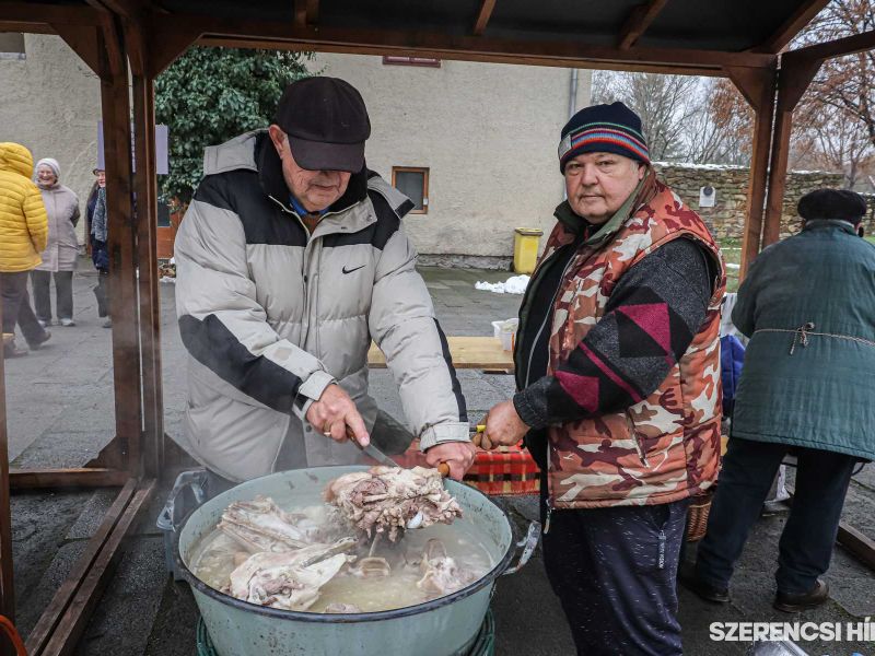 Hurkatöltő versenyt rendeztek a Rákóczi-várban. Fotó 04